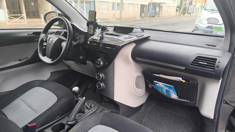 Toyota iQ 1.0 Vvt-i 68 .