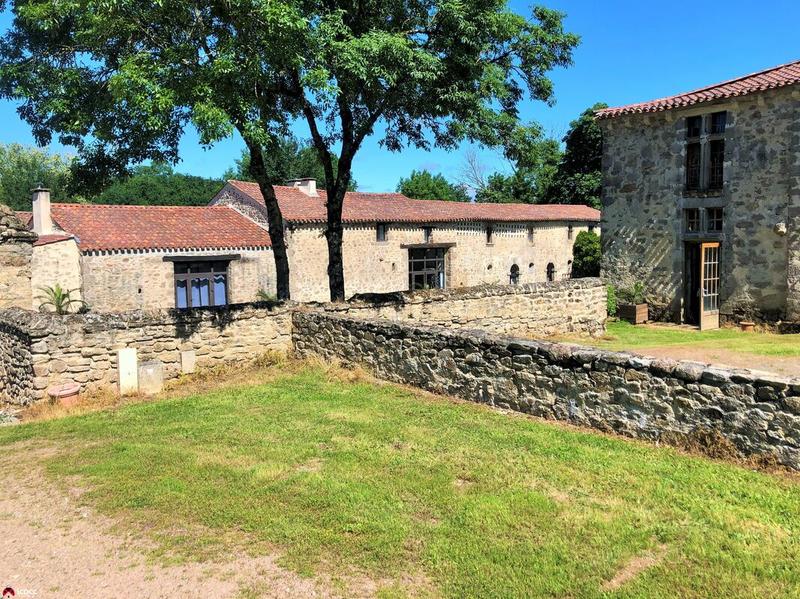 Maison - 530 m² - 8 pièces