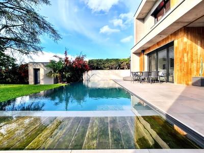 Maison - 260 m² - 6 pièces