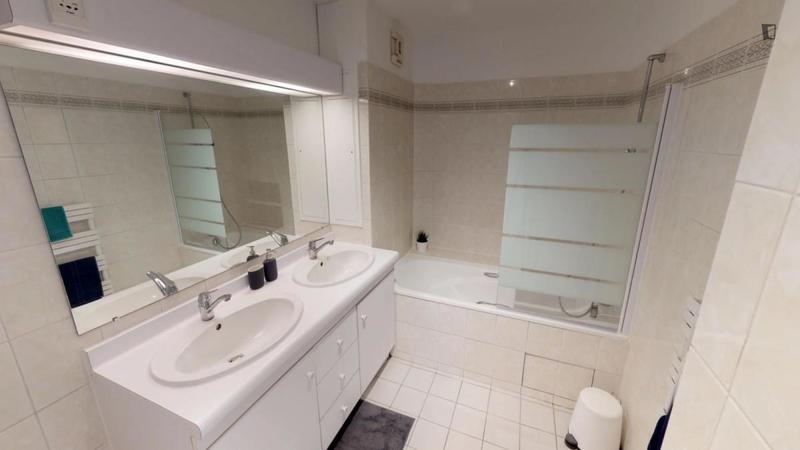 Chambre - 12 m² - 5 pièces