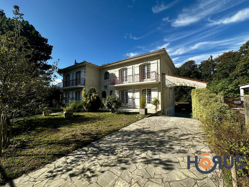 Viager - Villa - 336 m² - 8 pièces