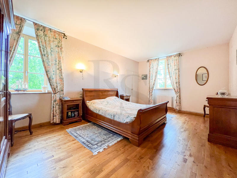 Maison - 280 m² - 9 pièces