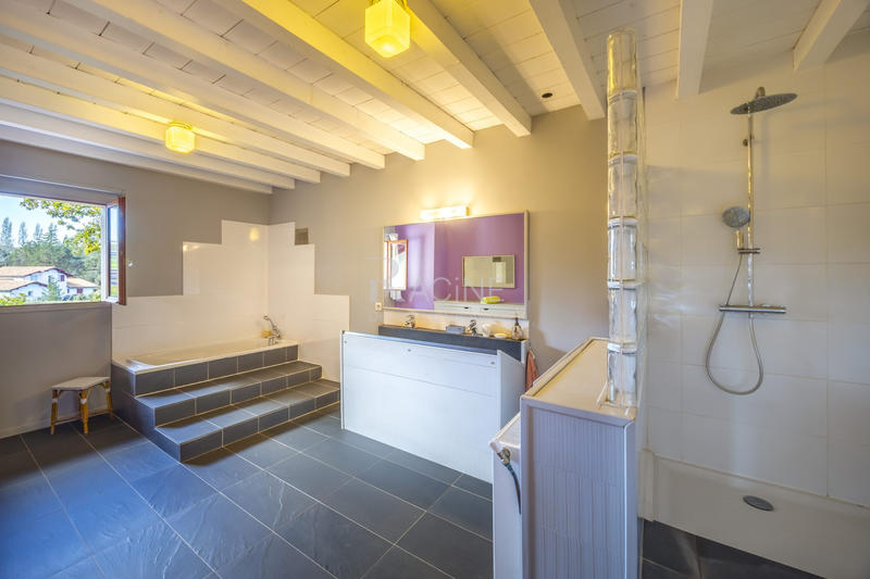 Maison - 214 m² - 8 pièces