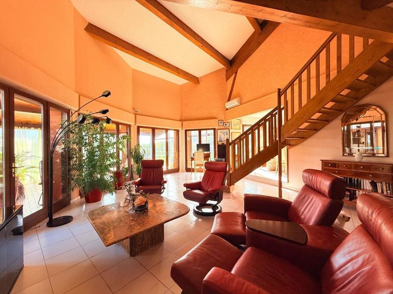 Maison - 250 m² - 6 pièces