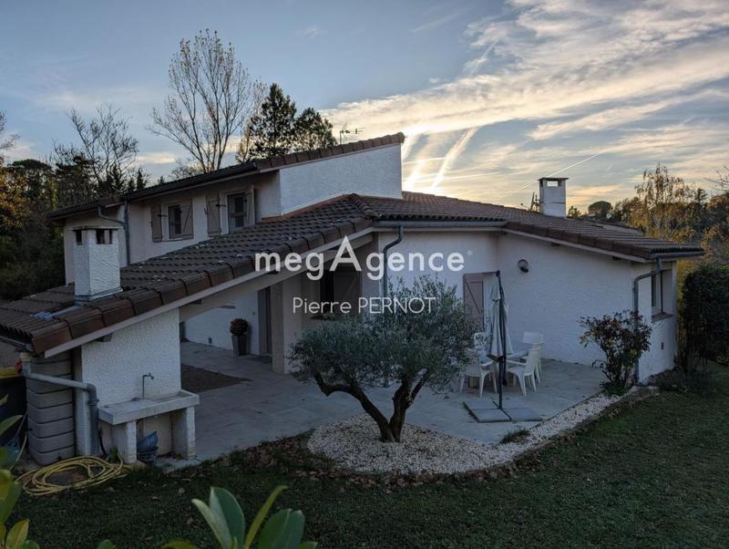 Maison - 240 m² - 8 pièces