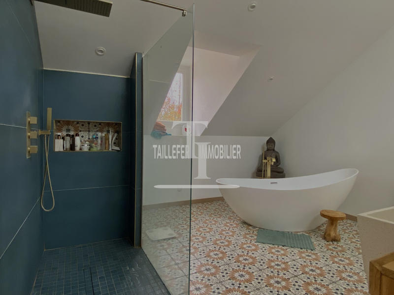 Maison - 250 m² - 6 pièces