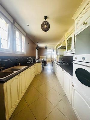 Propriété - 180 m² - 8 pièces