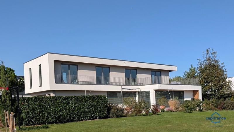 Maison - 220 m² - 9 pièces