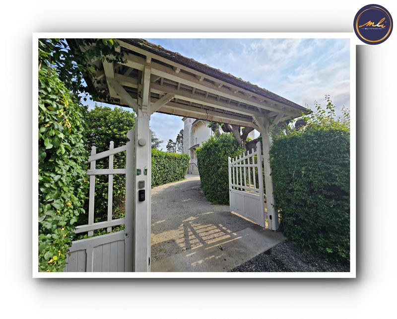 Villa - 264 m² - 10 pièces