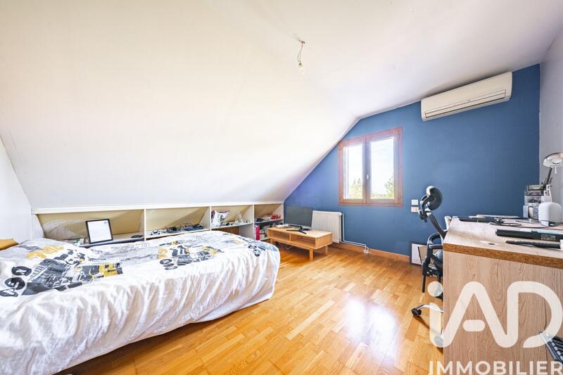 Maison - 240 m² - 8 pièces