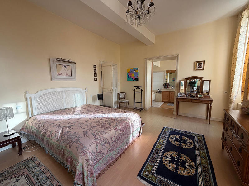 Maison - 340 m² - 8 pièces