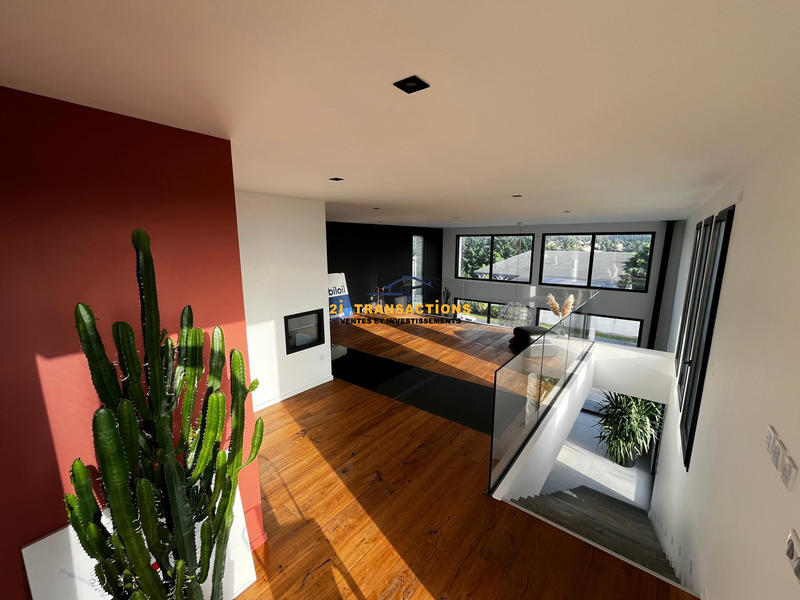 Maison - 240 m² - 6 pièces