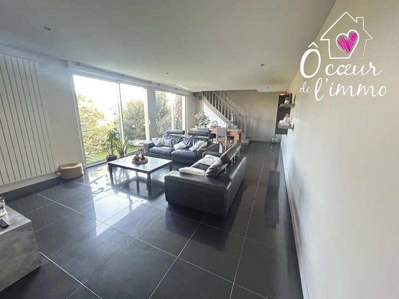 Maison - 251 m² - 9 pièces