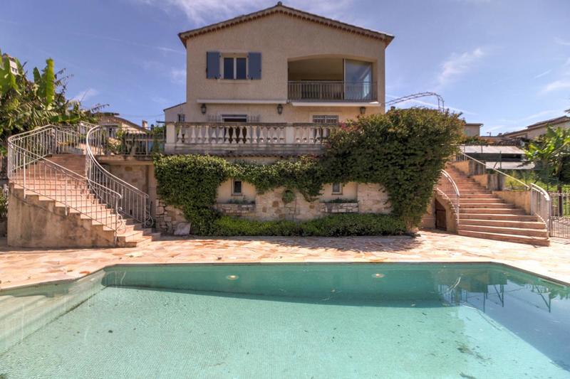 Villa - 181 m² - 6 pièces