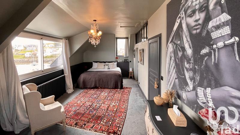 Maison - 213 m² - 9 pièces