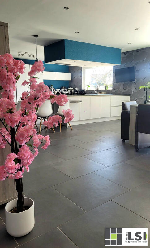 Maison - 233 m² - 8 pièces