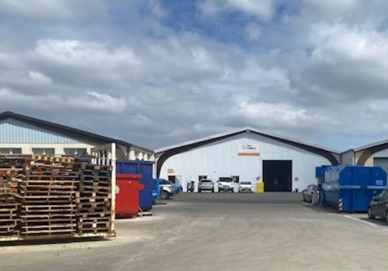 Local d'activité / Entrepôt - 1 370 m² - 5 pièces