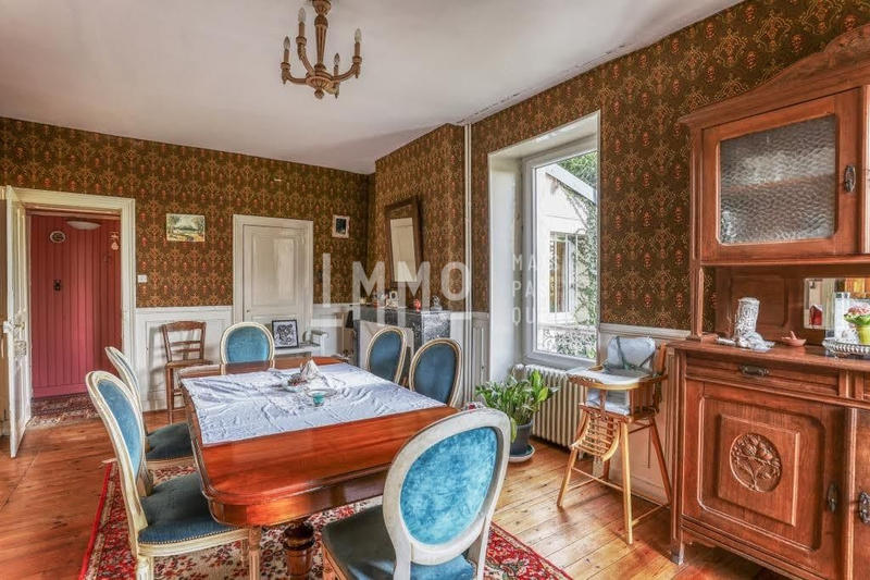 Maison - 242 m² - 8 pièces