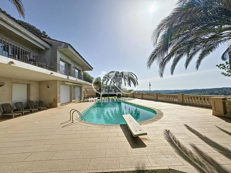 Villa - 247 m² - 7 pièces