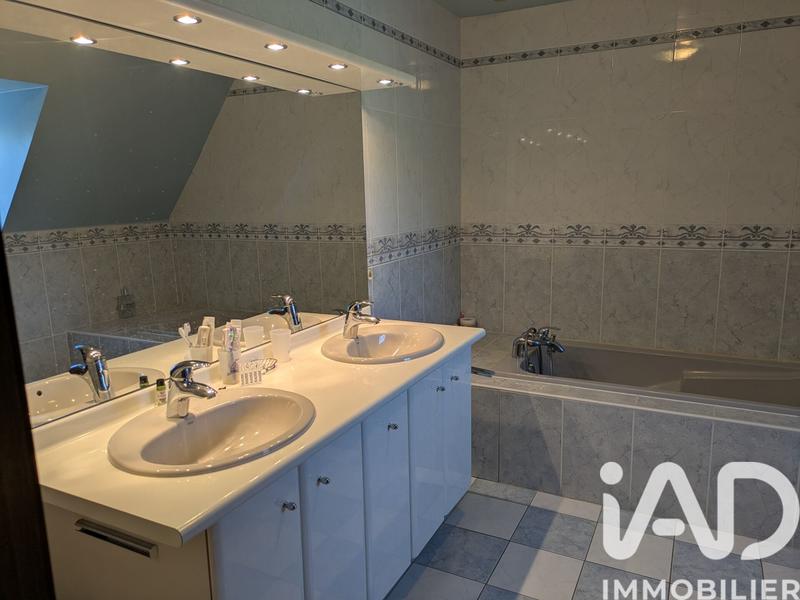 Maison - 277 m² - 9 pièces