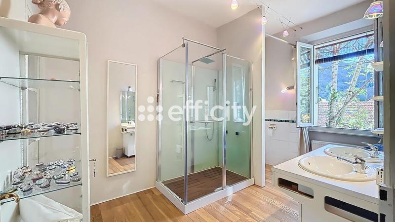 Immeuble - 196 m² - 10 pièces