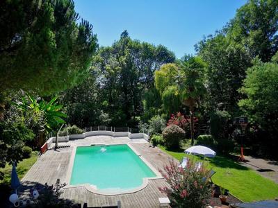 Maison ancienne - 447 m² - 16 pièces