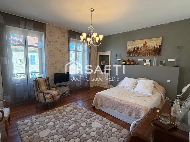 Maison - 280 m² - 10 pièces