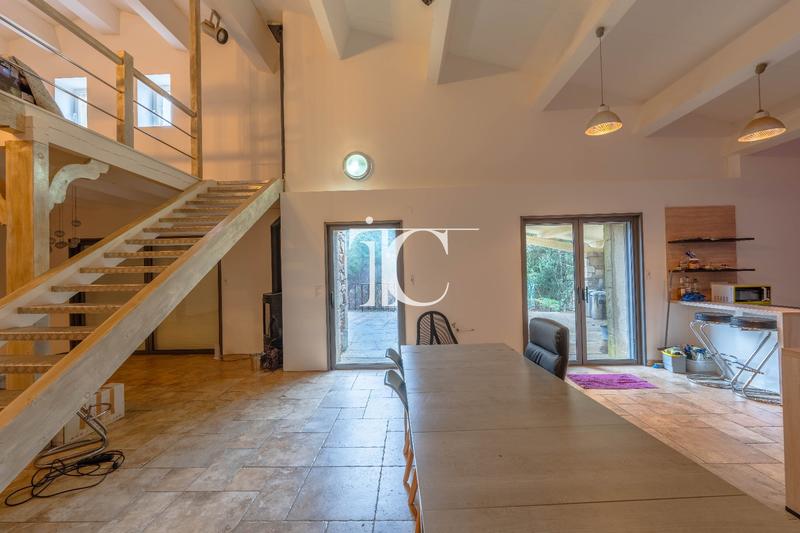 Maison - 241 m² - 8 pièces