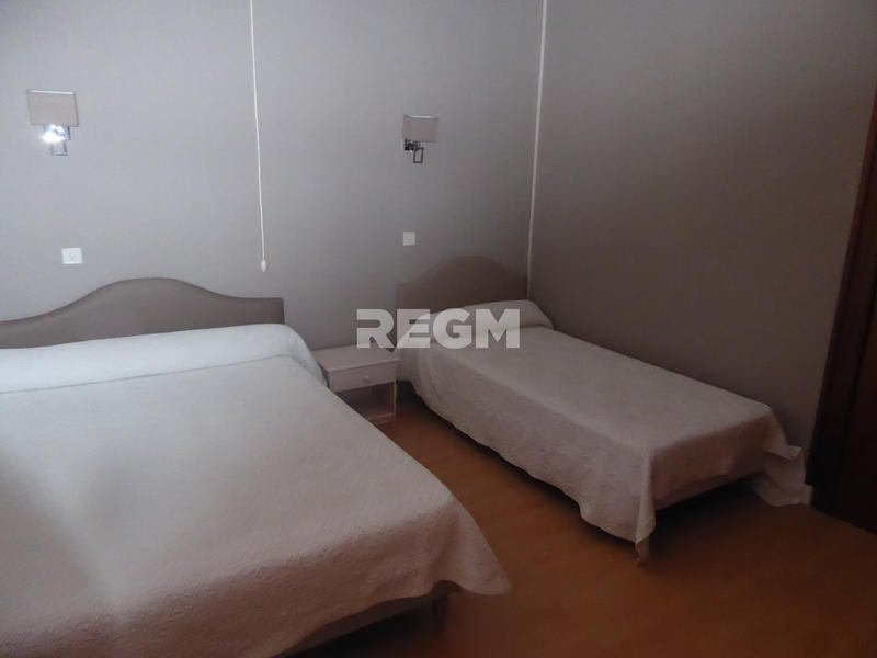 Propriété - 800 m² - 25 pièces