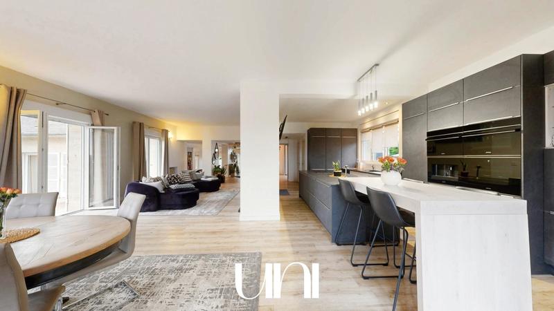 Maison - 260 m² - 6 pièces