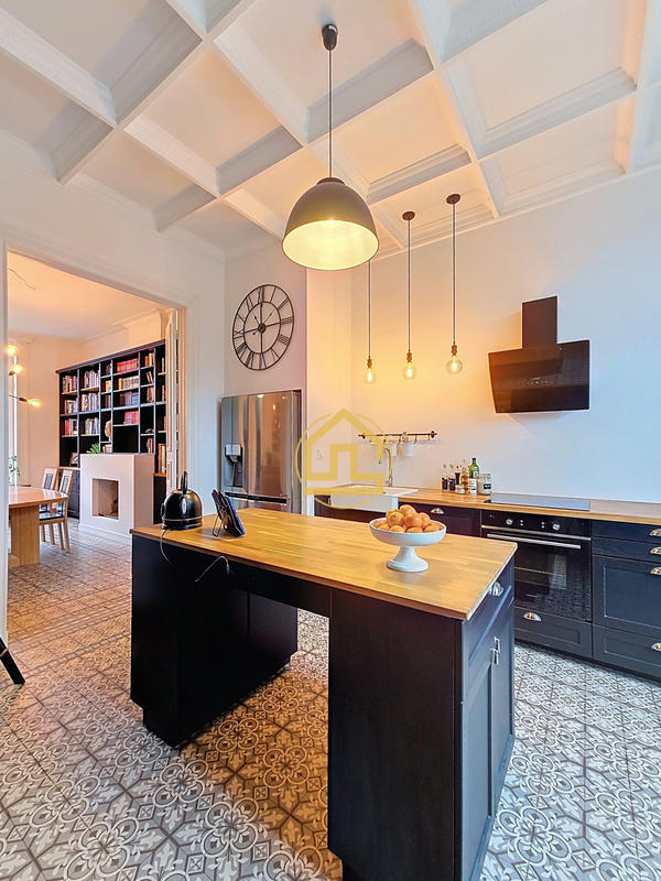 Maison - 275 m² - 10 pièces