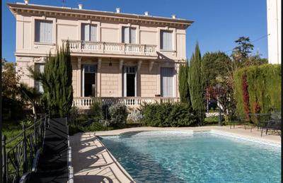 Maison - 375 m² - 7 pièces