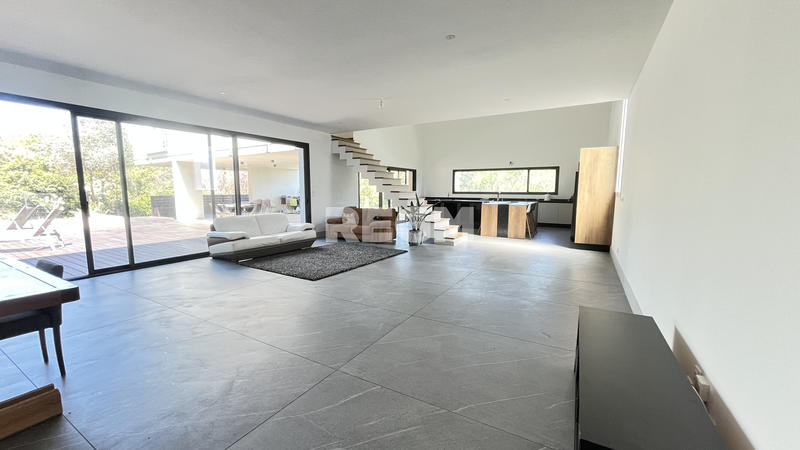 Maison - 246 m² - 5 pièces