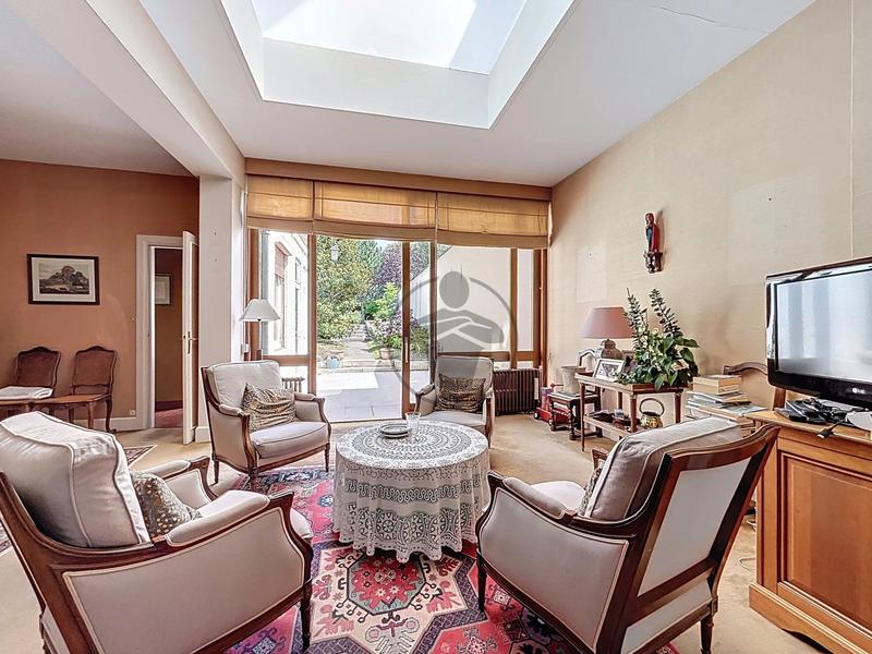 Maison - 276 m² - 9 pièces