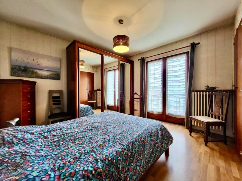 Maison - 241 m² - 9 pièces