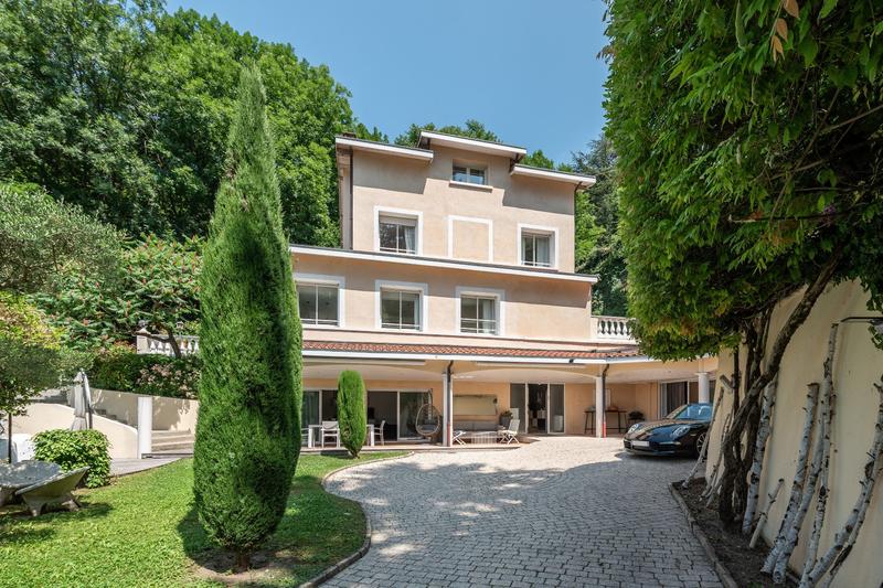 Maison - 335 m² - 8 pièces