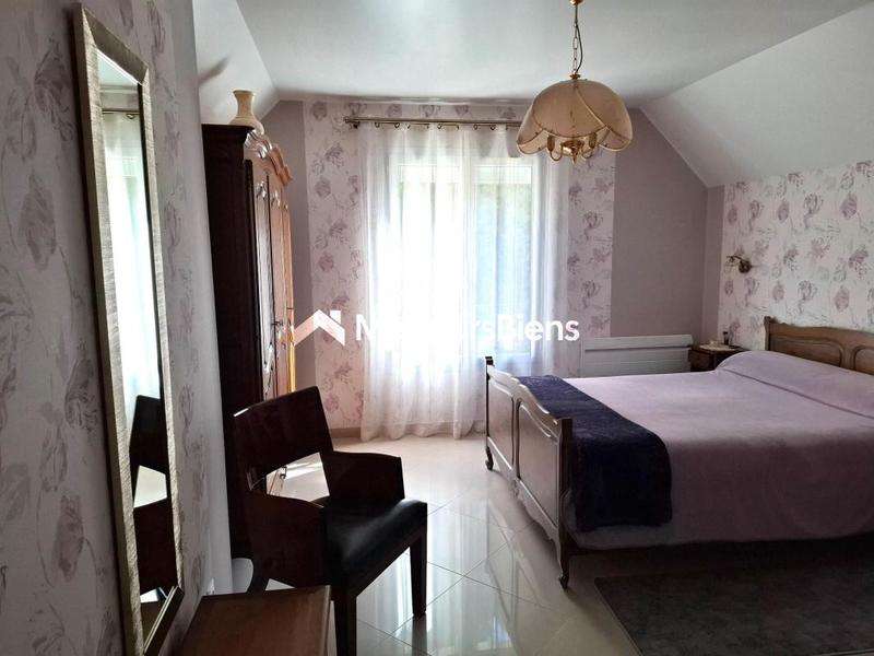 Maison traditionnelle - 186 m² - 8 pièces