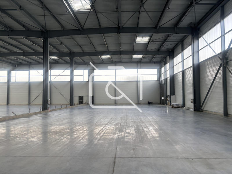 Entrepôt - 3 428 m²