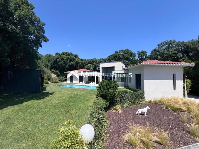 Propriété - 200 m² - 6 pièces