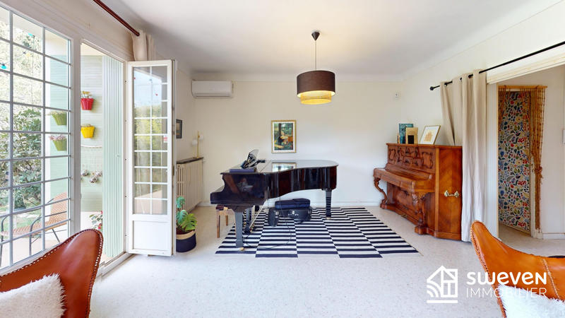 Maison traditionnelle - 220 m² - 7 pièces