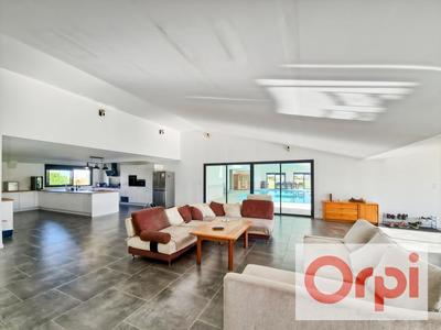 Maison - 409 m² - 6 pièces