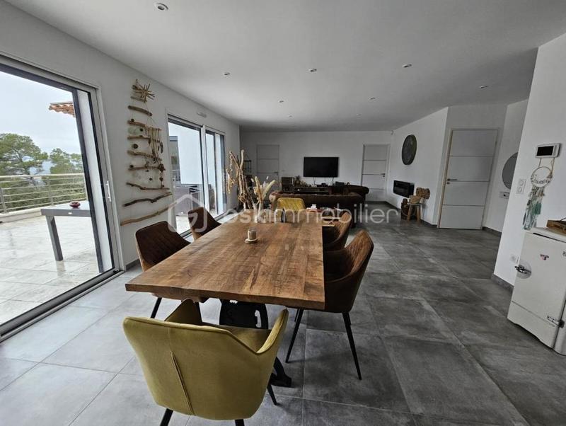 Maison - 210 m² - 10 pièces