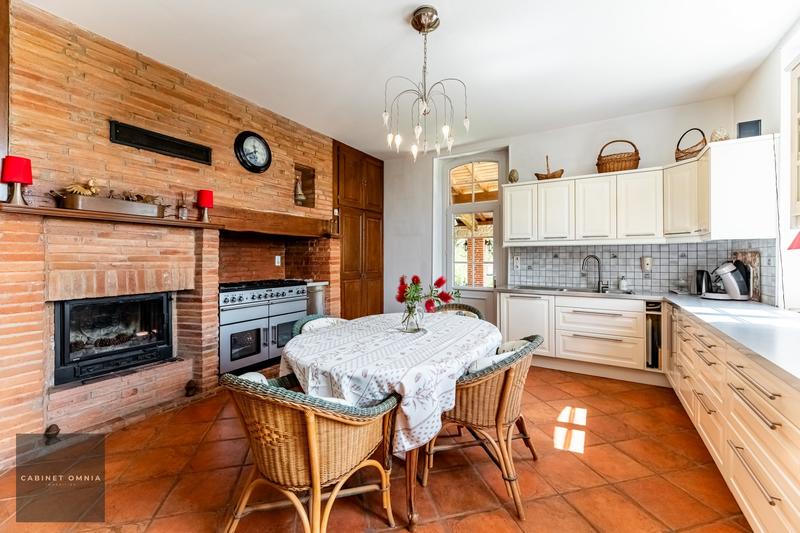 Maison - 330 m² - 11 pièces