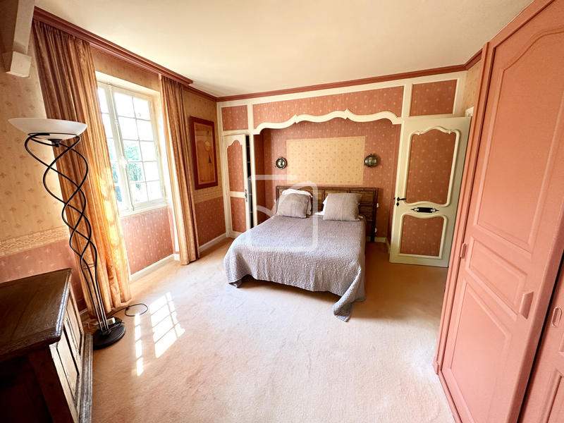 Propriété - 1 500 m² - 49 pièces