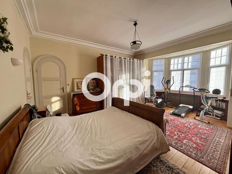 Demeure - 239 m² - 8 pièces