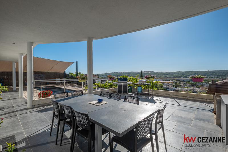 Maison - 248 m² - 8 pièces