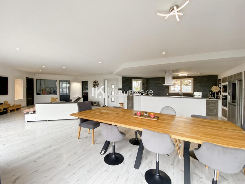 Maison - 275 m² - 8 pièces