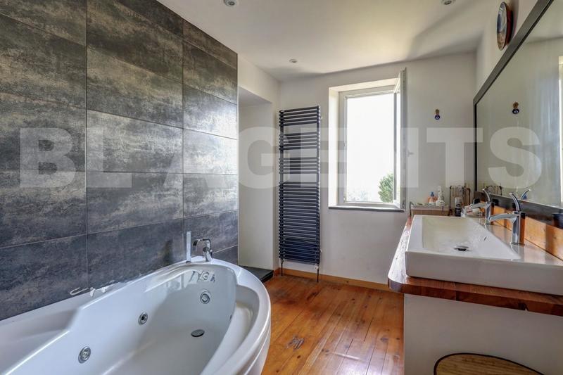 Propriété - 333 m² - 10 pièces