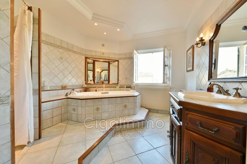 Maison en pierre - 235 m² - 9 pièces