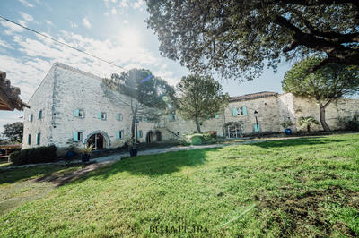 Mas - 1 650 m² - 40 pièces